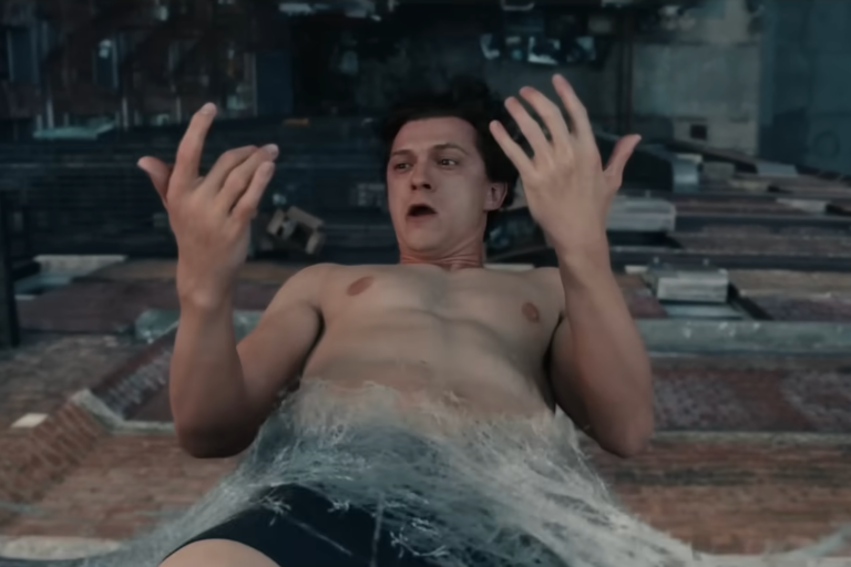 Watch: Spider-Man lässt seine Muskeln spielen