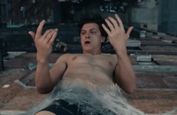 Watch: Spider-Man lässt seine Muskeln spielen