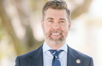 Watch: Stadt in Florida wehrt sich gegen den LGBTI+ feindlichen Gouverneur