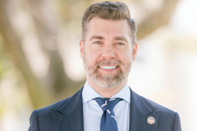 Watch: Stadt in Florida wehrt sich gegen den LGBTI+ feindlichen Gouverneur