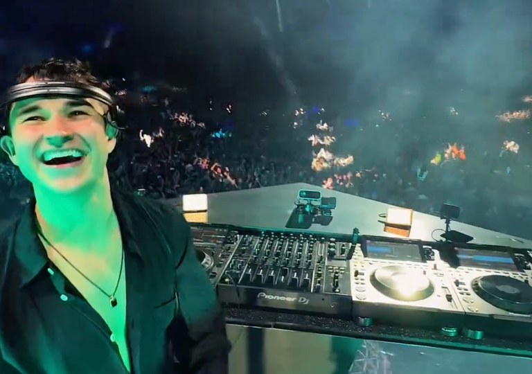 Watch: Star-DJ verliert Hunderte Follower, weil er an einer Pride spielt, doch...
