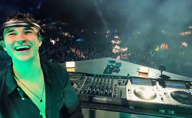 Watch: Star-DJ verliert Hunderte Follower, weil er an einer Pride spielt, doch...