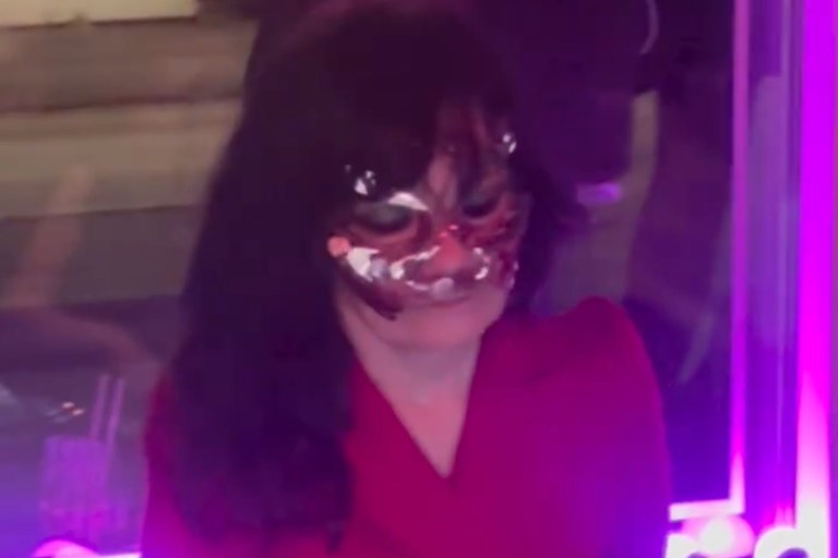 Watch: Stell Dir vor es ist Weihnachten, und Björk spielt den DJ...