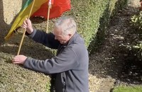 Watch: Stolzer Vater ärgert homophobe Nachbarn