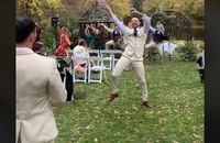 Watch: Stupid Love mitten in der Hochzeitzeremonie