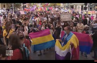 Watch: Sydneys Mardi Gras 2021 trotzt Corona