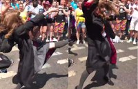 Watch: Tanzende Hermine erobert die London Pride
