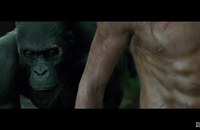 Watch: Tarzan lässt die Muskeln spielen