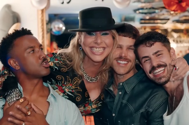 Watch: Tauche mit Grindr: Host or Travel ins sexy Nachtleben von Lissabon ein