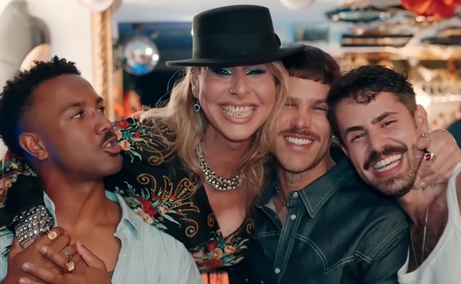 Watch: Tauche mit Grindr: Host or Travel ins sexy Nachtleben von Lissabon ein