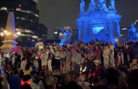 Watch: Tausende feiern in Mexiko-Stadt eine trans Frau