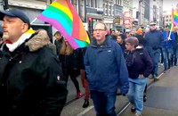 Watch: Tausende marschieren in Amsterdam gegen Homophobie