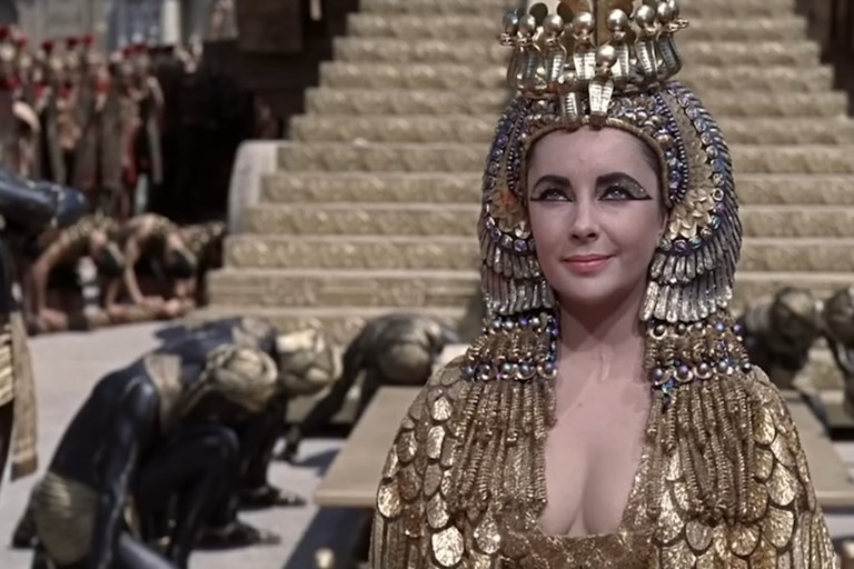 Watch: Taylor Swift stellt Elizabeth Taylor-Video vor und spendet die Einnahmen an deren HIV/Aids-Stiftung