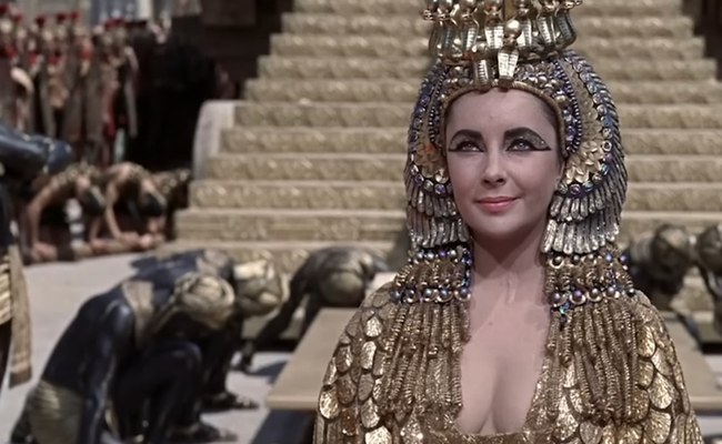 Watch: Taylor Swift stellt Elizabeth Taylor-Video vor und spendet die Einnahmen an deren HIV/Aids-Stiftung