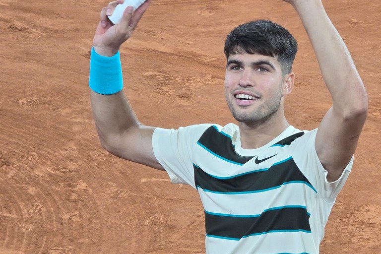 Watch: Tennisstar Carlos Alcaraz und seine naughty Stretching-Übungen