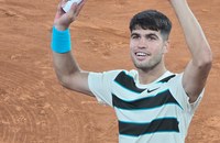 Watch: Tennisstar Carlos Alcaraz und seine naughty Stretching-Übungen