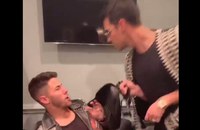 Watch: The Jonas Brothers machen auf Kardashian