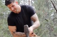 Watch: "Thor" beim Holzhacken