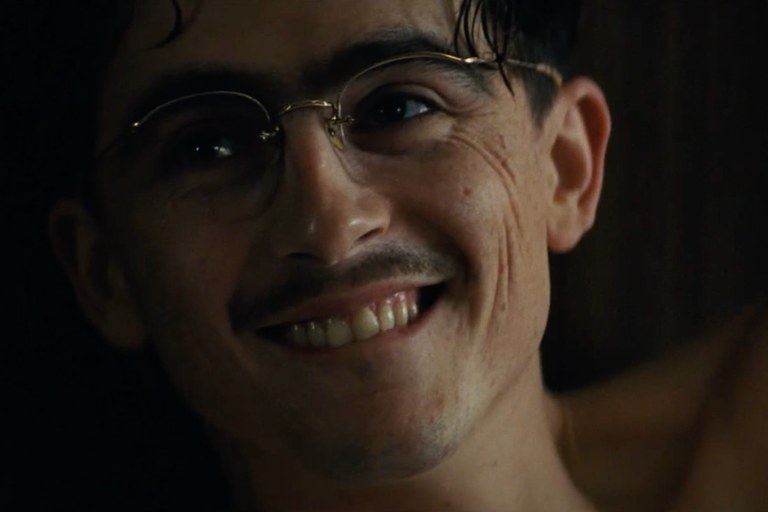 Watch: Timothée Chalamet verzichtet auf Butt-Double bei Spanking-Szene