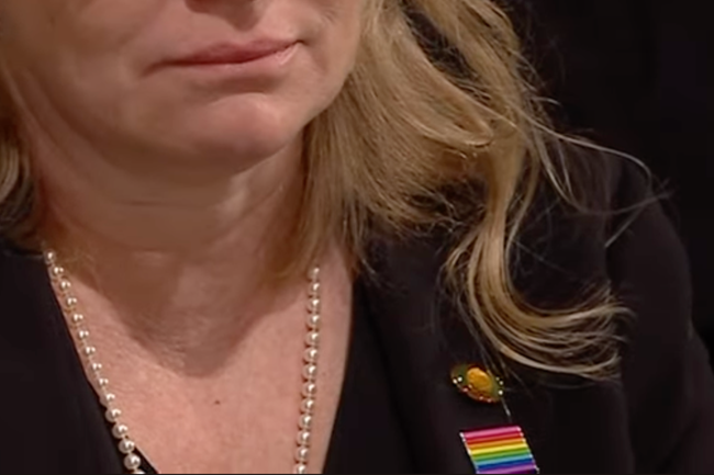 Watch: Tochter von US-Präsident Carter trägt Pride-Pin bei Trauerfeier