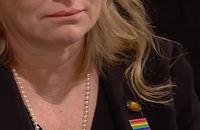 Watch: Tochter von US-Präsident Carter trägt Pride-Pin bei Trauerfeier