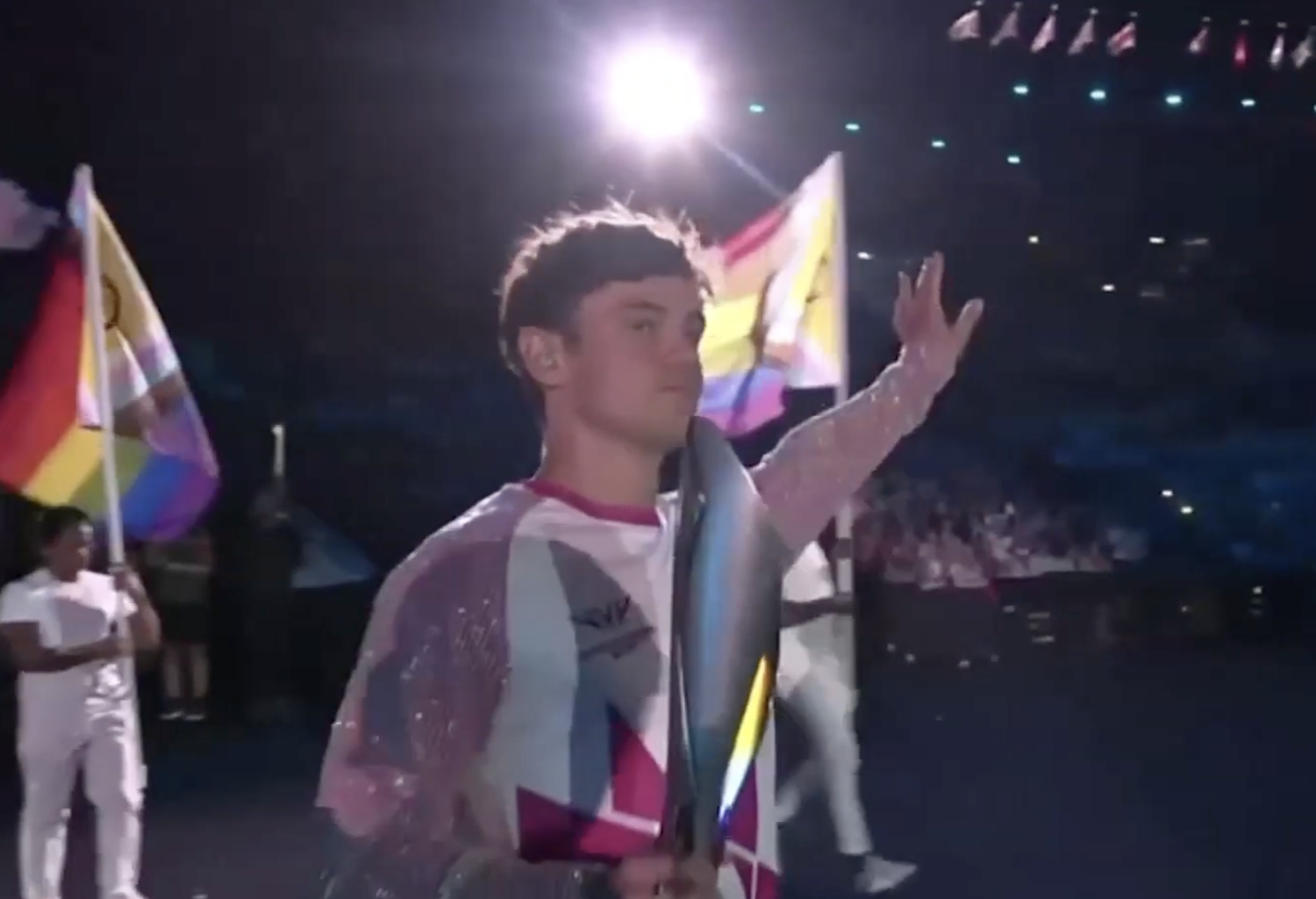 Watch Tom Daley umringt von Progress Pride Flags bei Commonwealth