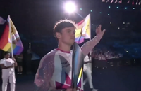 Watch: Tom Daley umringt von Progress Pride Flags bei Commonwealth Games Opening