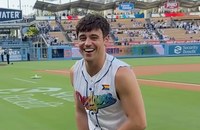 Watch: Tom Daley wirft den ersten Ball während der Dodgers Pride Night