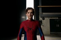 Watch: Tom Holland ist zurück im rot-blauen Spandex...