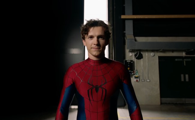 Watch: Tom Holland ist zurück im rot-blauen Spandex...