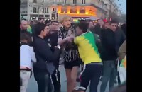 Watch: Transfrau in Paris attackiert