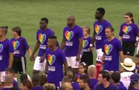 Watch: Tribute für Opfer des Orlando-Attentat