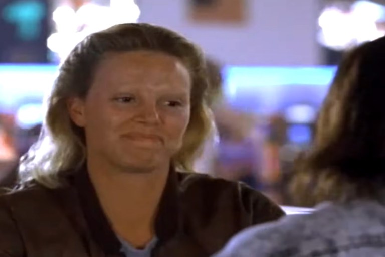 Watch: Tritt Sarah Paulson in die Fussstapfen von Charlize Theron?