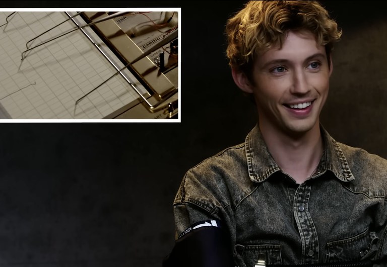 Watch: Troye Sivan beim Lügendetektortest