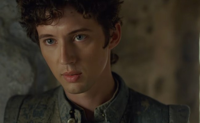 Watch: Troye Sivan liefert sexyness, queerness und ein Madonna-Sample!