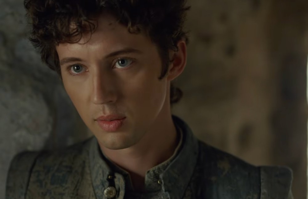 Watch: Troye Sivan liefert sexyness, queerness und ein Madonna-Sample!