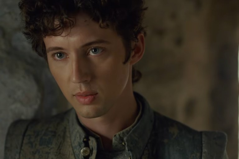 Watch: Troye Sivan liefert sexyness, queerness und ein Madonna-Sample!