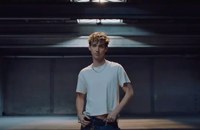 Watch: Troye Sivan tanzt für Gap