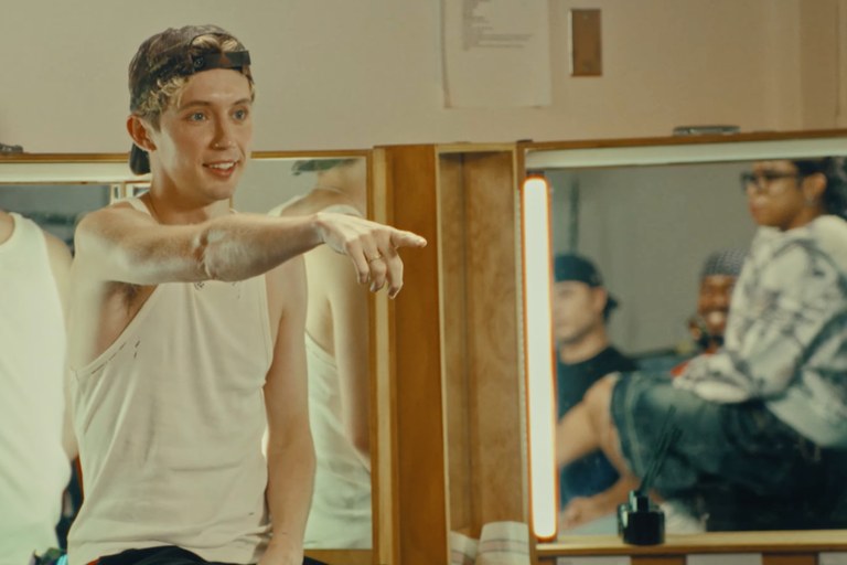 Watch: Troye Sivan über Hotel Sex, superhairy Guys und Open Couples