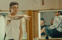 Watch: Troye Sivan über Hotel Sex, superhairy Guys und Open Couples