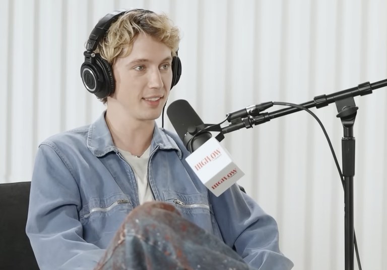 Watch: Troye Sivan über Rush, B****oming und Dating