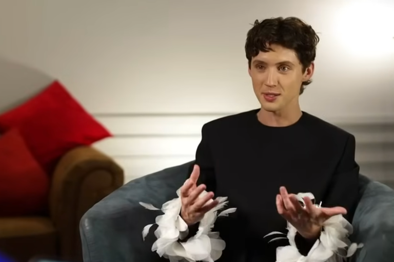 Watch: Troye Sivan über Timothée Chalamets SNL-Auftritt