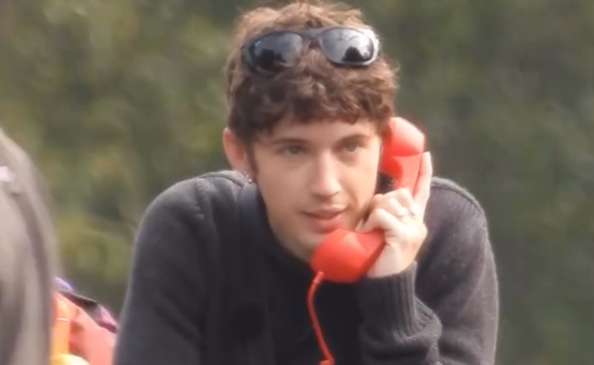 Watch: Troye Sivan zeigt sich wieder einmal frank und frei