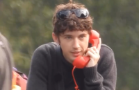 Watch: Troye Sivan zeigt sich wieder einmal frank und frei