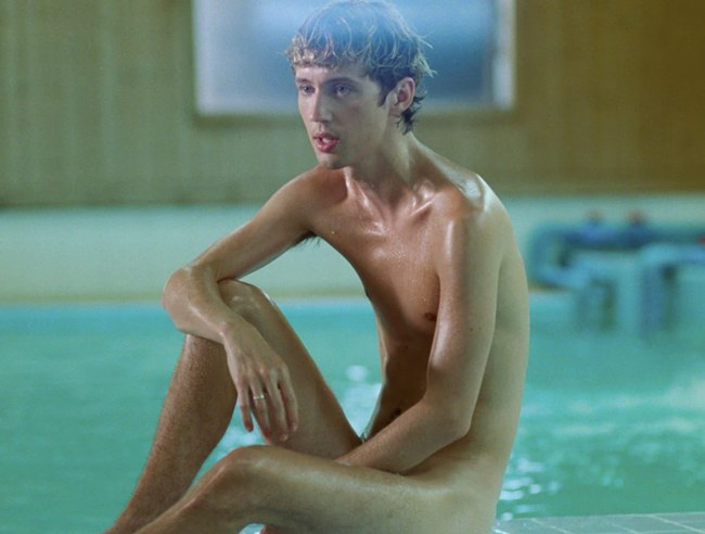 Watch: Troye Sivan zieht blank in seinem neusten Videoclip
