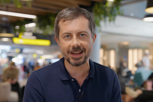 Watch: Trump Airport? Pete Buttigieg findet deutliche Worte dafür