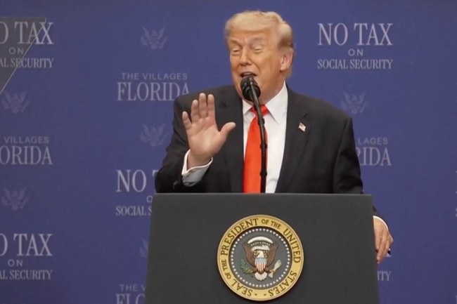 Watch: Trump behauptet, dass er Y.M.C.A auf die 1 der Charts gebracht hat