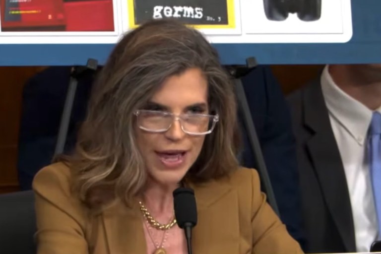 Watch: "Trump in High Heels" wütet wieder in Washington