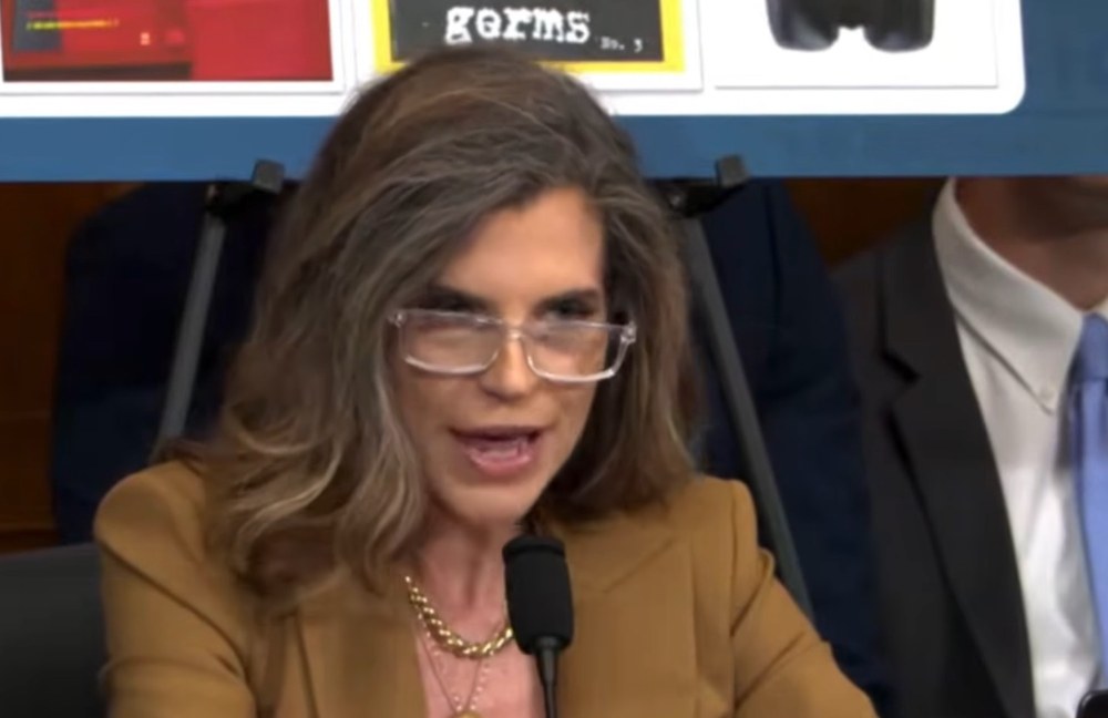 Watch: "Trump in High Heels" wütet wieder in Washington