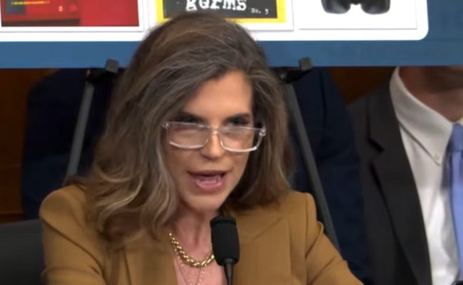 Watch: "Trump in High Heels" wütet wieder in Washington